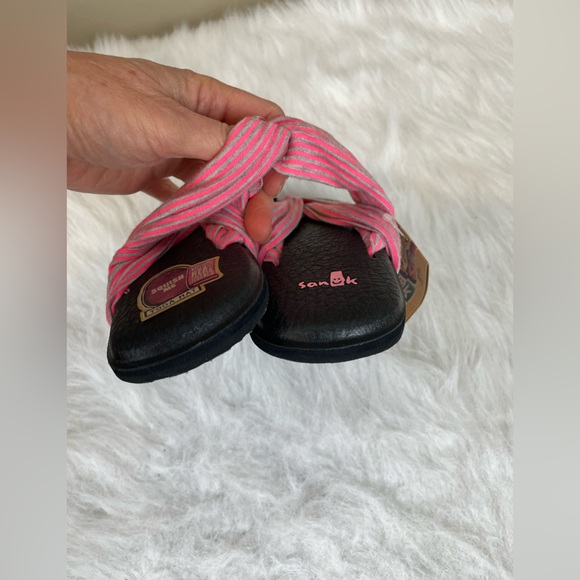 New Sanuk Women's Pink and Black Sandals 8 - Picture 6 of 7